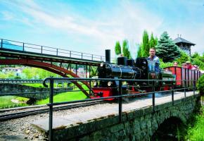 Deux kilomètres de circuits, notamment agrémentés de huit ponts et autant de tunnels. On s’y croirait… Les familles sont la première clientèle  du Swiss Vapeur Parc.  