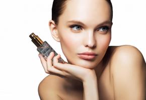 Un spray pour une tenue parfaite. GETTY IMAGES/COFFEE AND MILK 