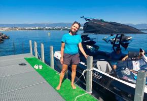 Pendant tout l’été, Karin Buchet tracte les amateurs de glisse sur le Léman avec son puissant bateau de 450 chevaux. TR 