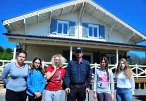 La version XXL de ce mobile-home fait des remous sur l’aire des gens du voyage. STéPHANE CHOLLET 