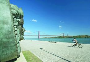 L’artiste Oliveira Domingos a créé ce bronze d’Amália Rodrigues, la reine du fado. Si le profil ouvre cet horizon sur le Tage et le Pont du 25 avril, de face, le visage apparaîtra dans une guitare.