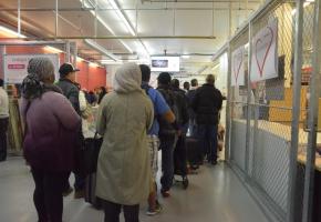 Chaque mardi, il y a près de trois heures d’attente devant la bâtisse des «Colis du cœur» de la rue Blavignac à La Praille! STéPHANE CHOLLET 