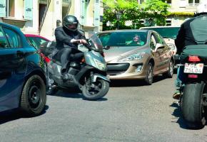 Les conducteurs de deux-roues motorisés sont priés de ne plus se faufiler entre les voitures. DR 