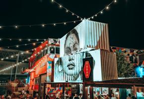 Une ambiance colorée au Village du Soir. BENJAMIN BESNARD