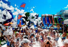 Les enfants s’éclatent dans la Mousse Party. YATOULAND