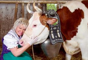 Carol Rich, l’artiste à la voix d’or, et la vache Fleurette. DR 