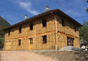 Une maison en paille offre bien des avantages. NEUMULLER CRUET 
