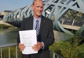 Le député Stéphane Florey tenant le texte du projet de loi. DR 