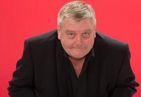 L’humoriste Thierry Meury passe au crible 140 affichettes de la presse, dont celles du «GHI». DR 