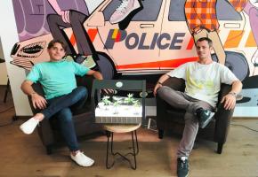 Cédric Jacquemoud et Vincent Ferazzini dans leur magasin «Kahna Queen». FRANCIS HALLER 