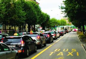 Les taxis pourront-ils à nouveau emprunter les voies de bus lorsqu’ils n’ont pas de clients? DR 