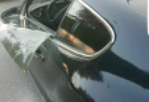 La Bentley, immatriculée en Valais, a subi d’importants dégâts.  En médaillon, Grégoire Rey et Alti. DR 