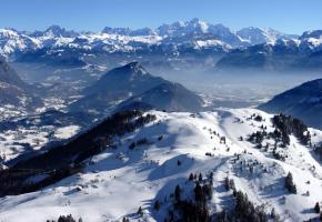 Le Massif des Brasses avec le Mont-Blanc en toile de fond. DR Le Massif des Brasses avec le Mont-Blanc en toile de fond. DR