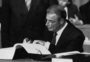 Le 1er mai 1992 à Porto, Jean-Pascal Delamuraz signe l’Accord EEE. DR 