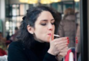 Fumer dans un établissement public sera amendé de 80 francs. 123RF/AUBORDULAC 