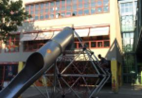 L’école des Pâquis-Centre, en cours de rénovation, est souvent transformée en dépotoir la nuit venue. DR 