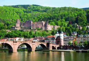 Les gigantesques ruines du château d’Heidelberg, que l’on voit de très loin, dominent la vieille ville. CROISIEUROPE 