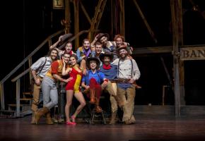 Costumes et décors western plongent le spectateur au cœur de l’Amérique des grands espaces.  JIM MNEYMEH 