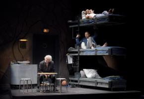 Gepetto (Kad Merad) écoute attentivement les conseils de Robert (Niels Arestrup).  PASCAL GELY 