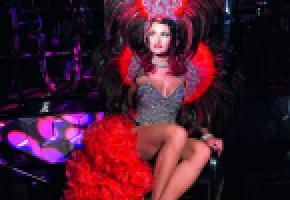 Paillettes, plumes, glamour et humour forment un cocktail explosif! PHILIPPE HOUDEBERT 