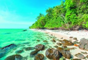 Plage sauvage sur Koh (île) Rok, au sud de Koh Lanta, dans la mer d’Andaman. 