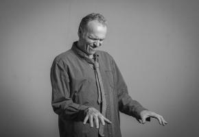 L’artiste aux multiples talents se met  dans la peau d’un chanteur «has been». DR 