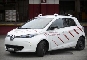 La «Scan Car» est munie d’un système automatique qui prend en roulant des photos  des plaques d’immatriculation des véhicules stationnés. FONDATION DES PARKINGS 