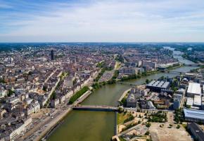 L’Erdre vue depuis le pont Saint-Michel à Nantes. La sixième ville de l’Hexagone est considérée comme la capitale verte de l’Europe. 123RF/THOMAS PAJOT L’île de Nantes et son fameux éléphant mécanique de 12 mètres de haut. Impressionnant! CROISIEUROPE Les chantiers de l ‘Atlantique à Saint-Nazaire. VILLE DE SAINT-NAZAIRE Le «MS Loire Princesse», un bateau qui vous fera découvrir, au rythme agréable de l’eau, une région d’une grande diversité. CROISIEUROPE 