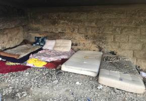 Des matelas posés au pied d’un pilier du pont Butin. DR 
