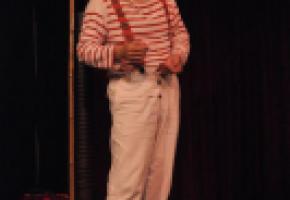 L’humoriste neuchâtelois est de retour sur scène,  après le succès de son dernier one-man-show «Excusez-moi». A.C.DUSS/ATELIERSSUD.CH 