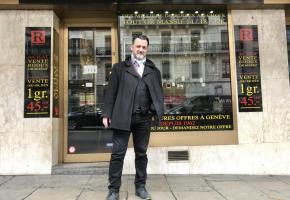 Laurent Leisi, devant son commmerce, a dépensé 10’000 francs dans cette affaire. FRANCIS HALLER 