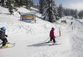 Les petits appréhendent la glisse en s’amusant. N. JOLY/OT LES GETS 