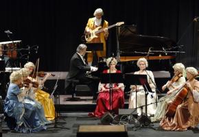 Gian Piero Reverberi dirige l’orchestre formé de 30 musiciens, dont neuf solistes. DR 