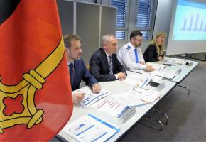 La police présente son bilan annuel. De gauche à droite, Robert Tanner, directeur des ressources humaines, François Schmutz, chef de la police judiciaire, François Waridel, chef des opérations, et Monica Bonfanti, commandante de la police. F. HALLER 