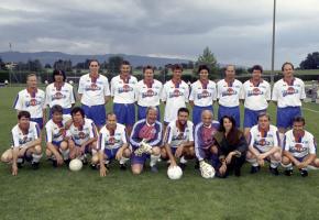 Gilbert Castella en pleine action. En médaillon, toute l’équipe en 1993. PHOTOS TEAM REPORTERS/COSANDIER 