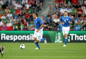 L’ancienne star de la «Squadra Azzura» Andrea Pirlo. En médaillon, l’ex-capitaine de l’équipe  du Portugal, Luis Figo. DR/GIM Luis Figo, ancien international portugais, et Michael Moeller, directeur général de l’Office des Nations unies, lors de l’annonce, mi-février au Palais des Nations, de l’organisation du match de solidarité.  GIM