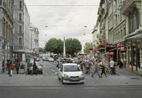 La place quand les voitures pouvaient encore la traverser  dans les années 2000. Elle sera désormais dévolue aux piétons. DR 