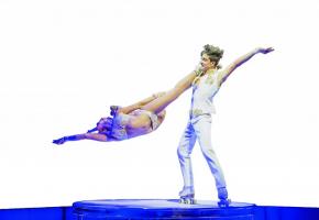 Des numéros époustouflants vont se succéder sous le chapiteau du cirque à Plainpalais. Sur la photo, un numéro sensationnel des Roller Daltons sur leurs patins à roulettes. THIERRY BISSAT 