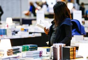 Flâner entre les stands à la découverte de nouvelles perles de la littérature. PIERRE ALBOUY 