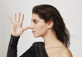 La Suissesse Marina Rollman anime des chroniques sur la RTS et sur France Inter. CHARLOTTE ABRAMOW LOUISE ROSSIER