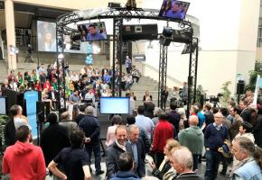 Electeurs et candidats réunis dimanche après-midi  à Uni Mail à l’issue des scrutins. FRANCIS HALLER 