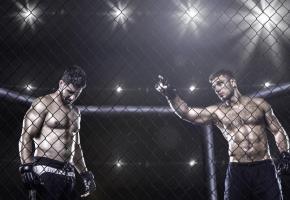 Le MMA est décrié par certains pour sa violence. Plusieurs clubs ont été créés à Genève. DR Raid Salah, organisateur du MMA, Jean-Charles De Giorgi, sponsor de la manifestation et patron de l’agence de sécurité GPA, et Claudio Alessi, responsable des arbitres. DR 