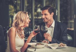 Partager un délicieux repas à deux et alléger l’addition, ça détend! 123RF/NEJRON 