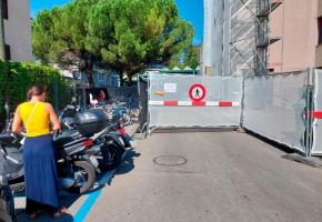 L’accès à l’école des Allières est fortement restreint en raison des barrières de chantier. TR