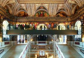 «The Klimt Bridge», une installation provisoire au Musée de l’histoire de l’art qui permet de toucher du regard des fresques uniques qui ne s’attendaient pas à être dévisagées de si près. Enchantement à pérenniser. KHM-MUSEUMSVERBAND 