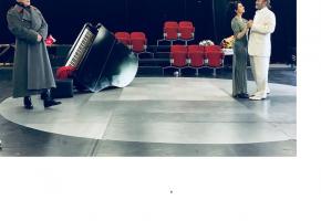 Trois personnages emportés dans un combat délirant. DR 