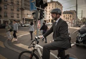 L’ancien maire verniolan ne lâchera pas son vélo pour une limousine. GABRIEL BALAGUé 