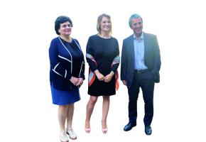 Linda Kamal, directrice de la Fondation Otium, entourée du professeur en oncologie Pierre-Yves Dietrich et de la doctoresse Angela Pugliesi-Rinaldi, spécialiste en oncologie médicale, membres du Comité consultatif pluridisciplinaire de la fondation. DR 