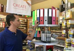 Julien Pellaton dans sa papeterie de Cornavin. FRANCIS HALLER 