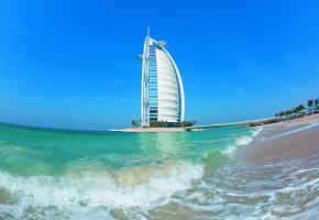 Le fameux hôtel extra-luxe Burj Al Arab, en forme d’immense voilier, au bord du golfe Persique. 123RF/VIOLETTA SHADURSKAIA Le nouveau quartier de La Mer avec la ville en arrière-plan. DUBAÏ TOURISME La tour Burj Khalifa, qui culmine à 828 m, est la plus haute du monde. 123RF/SANTORINES Pour sortir du tumulte urbain, surfer sur les dunes est une activité prisée. DUBAÏ TOURISME 